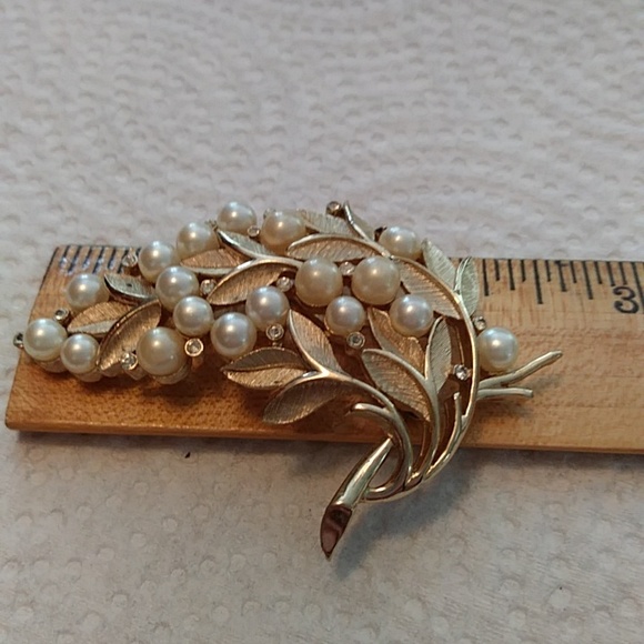 Vintage Trifari pearl brooch - Picture 5 of 5